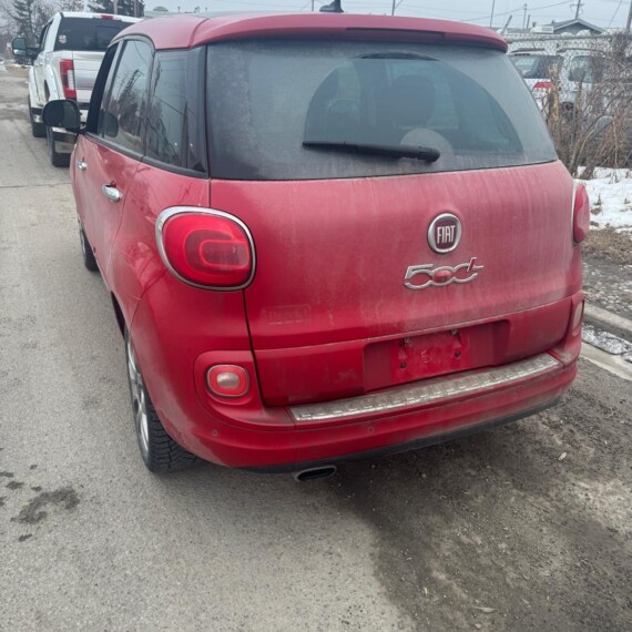 2015-red-fiat-500l