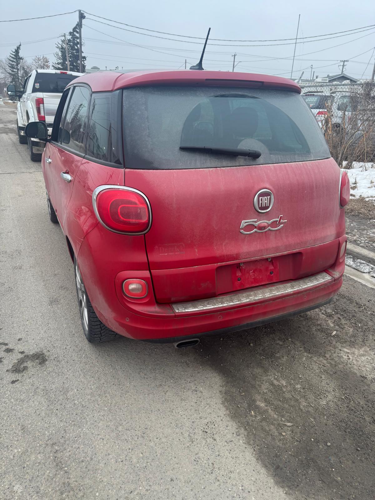 2015 red fiat 500l